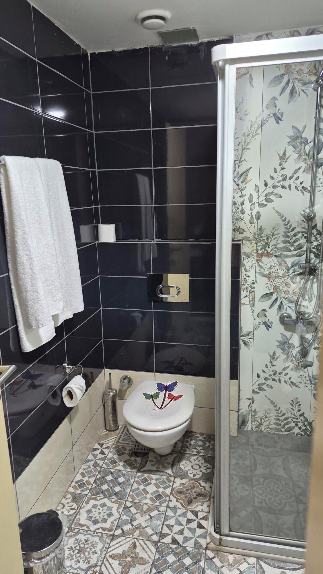 Un baño con inodoro, ducha y lavamanos.
