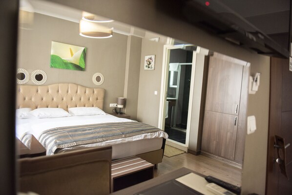 Premium bedding, in-room safe, soundproofing, free WiFi
