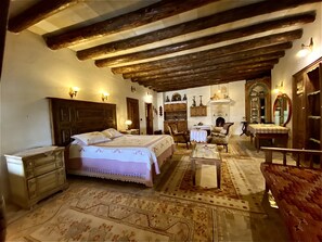 Ropa de cama de alta calidad, minibar y escritorio 