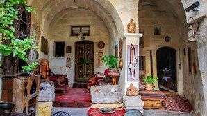 Un interior con techos abovedados, un acceso central y una variedad de muebles y adornos.