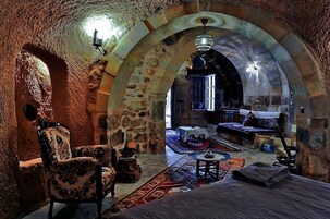 Cave Suite Oda | Sängtillbehör av högsta kvalitet, minibar, skrivbord och ljudisolering