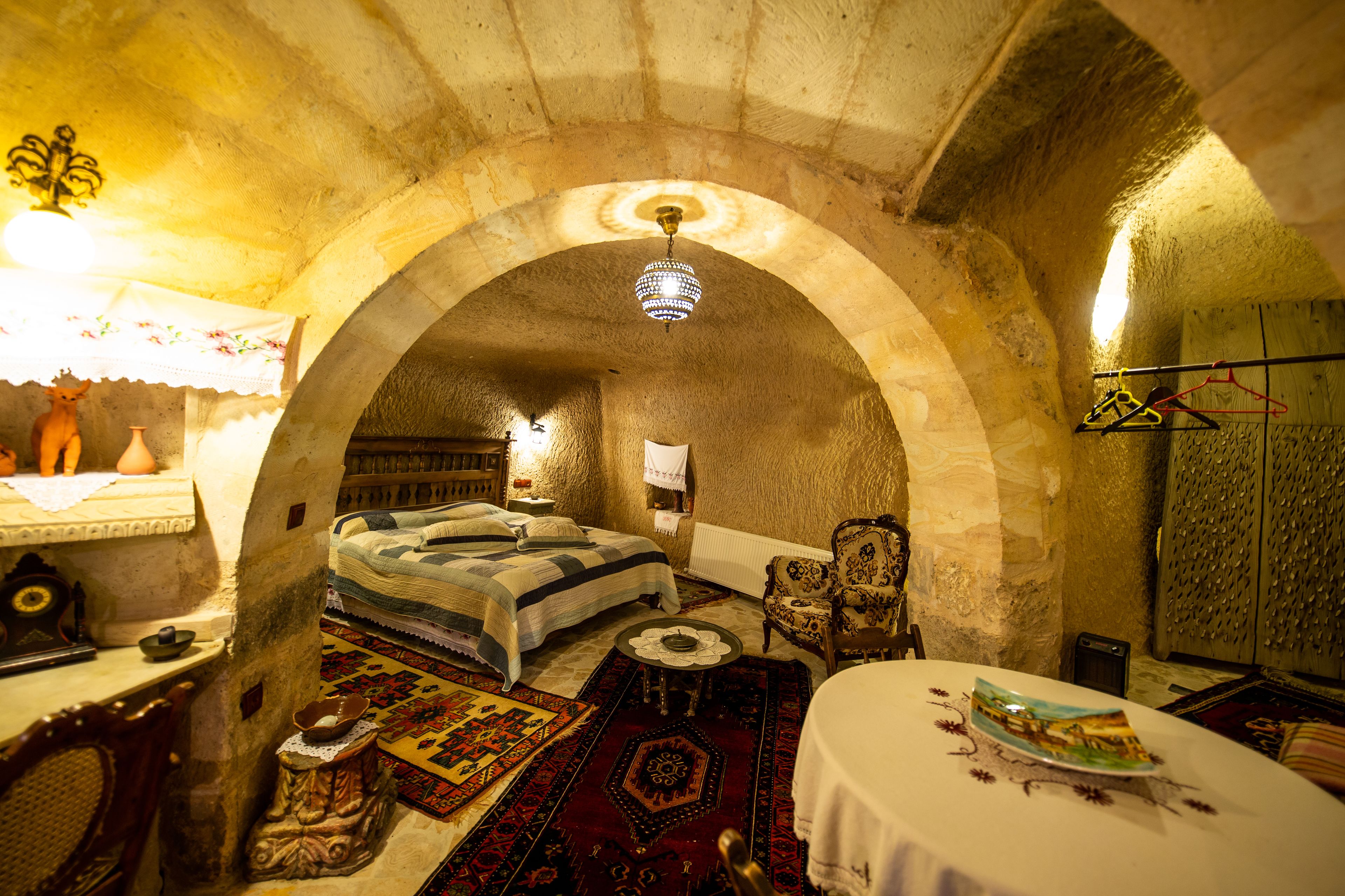 Cave Suite Oda | Premium bedding, minibar, desk, soundproofing