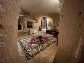 Cave Suite Oda | Literie de qualité, minibar, bureau, système d’insonorisation