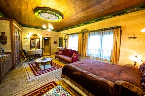 Ropa de cama de alta calidad, minibar y escritorio 