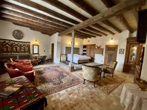 Ropa de cama de alta calidad, minibar y escritorio 