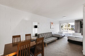 公寓, 1 間臥室 | 高級寢具、舒適加層、客房內保險箱、遮光布/窗簾