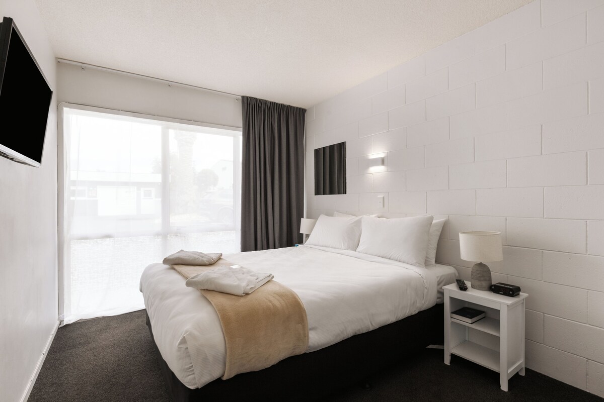 One Bedroom Apartment | Premium bedding, pillowtop beds, in-room safe, blackout drapes