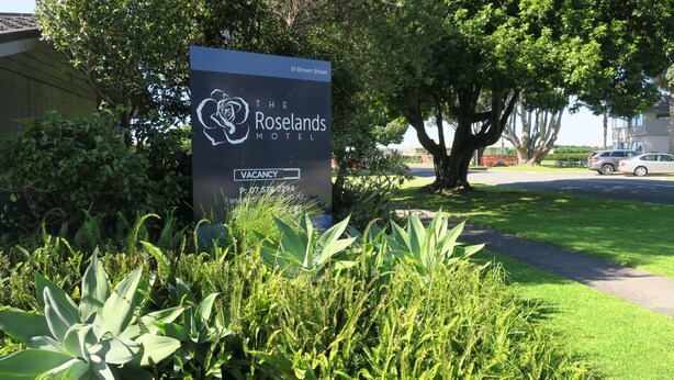 A sign for The Roselands Motel with a vacancy notice. - Roselands Motel (Tauranga)