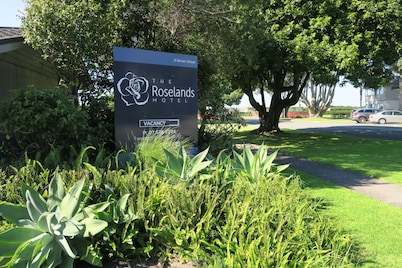 Roselands Motel
