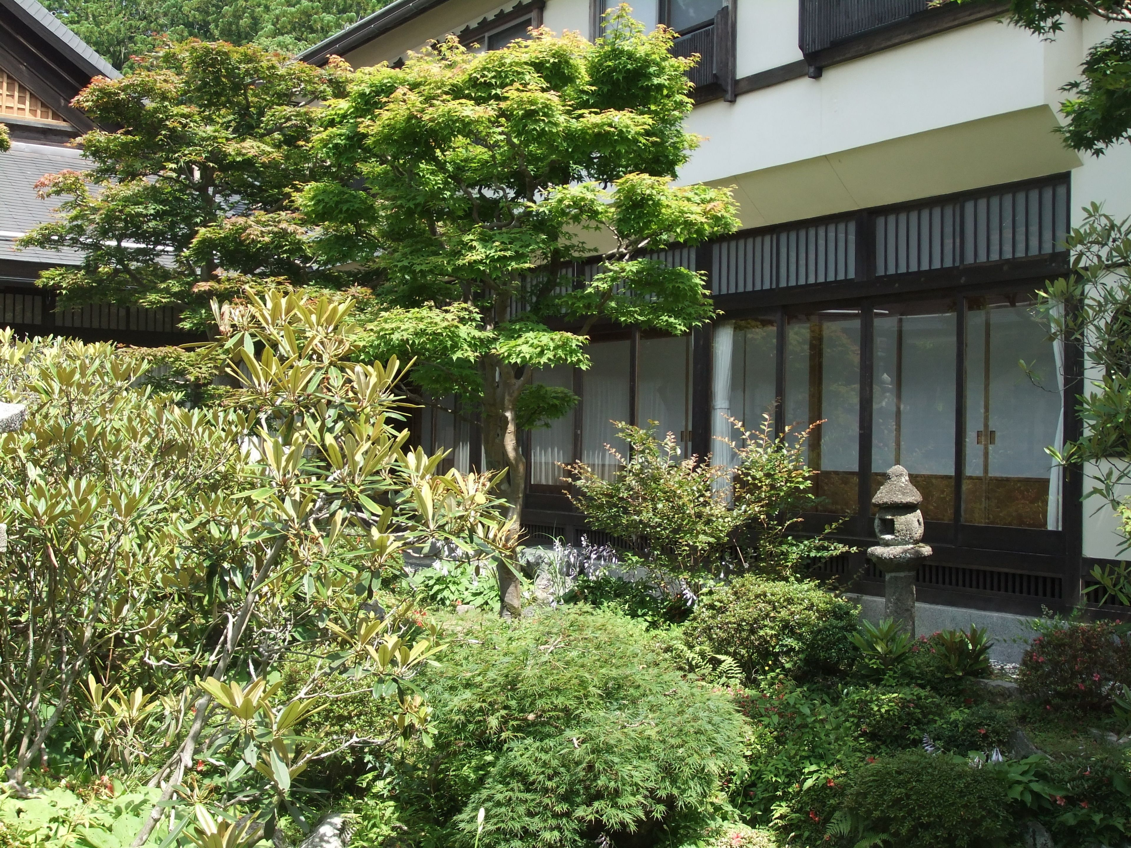 Un bâtiment traditionnel japonais doté d’un jardin.