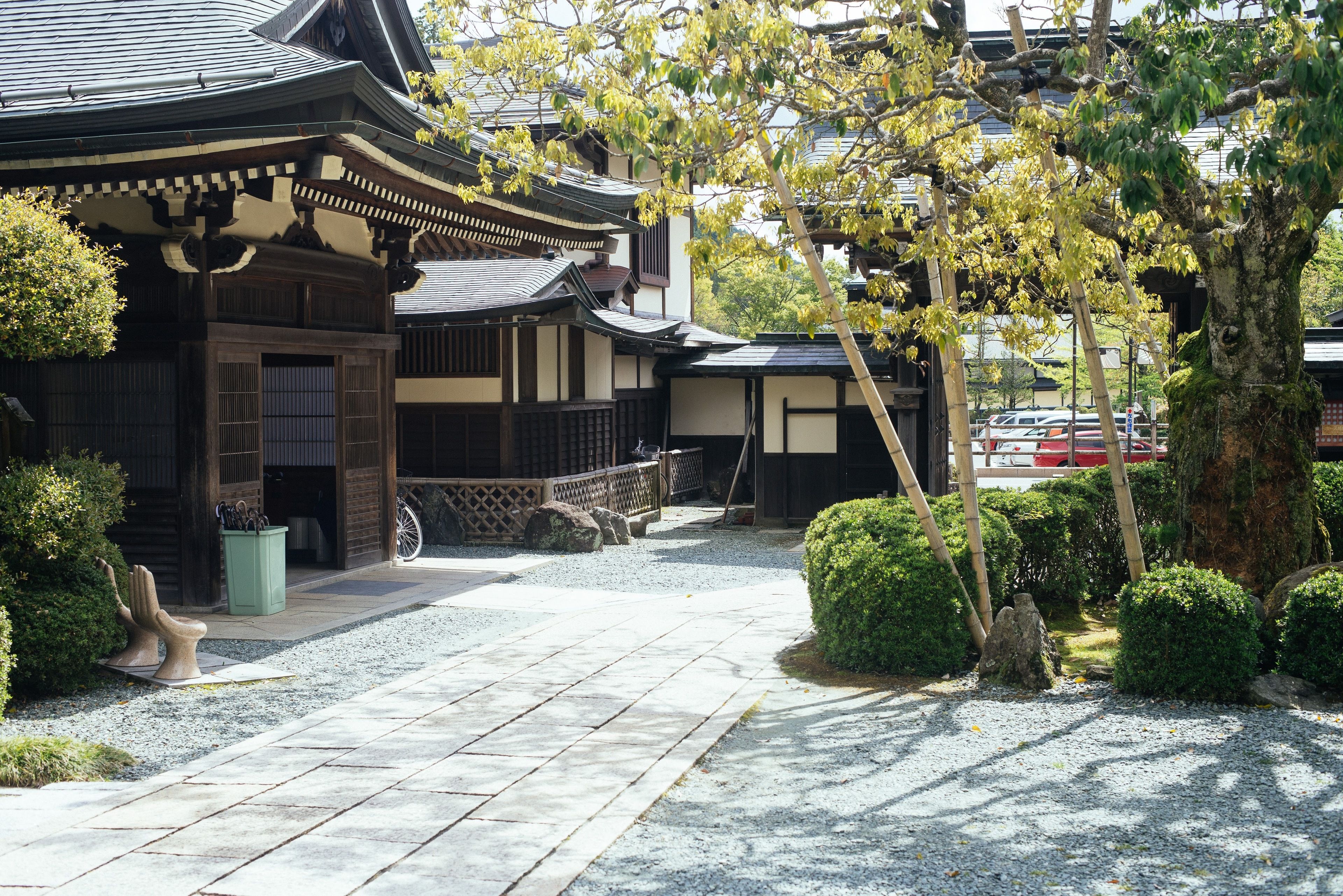 Un edificio japonés tradicional con un camino empedrado que lleva a la entrada.