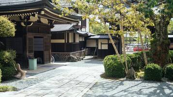 Un edificio japonés tradicional con un camino empedrado que lleva a la entrada.