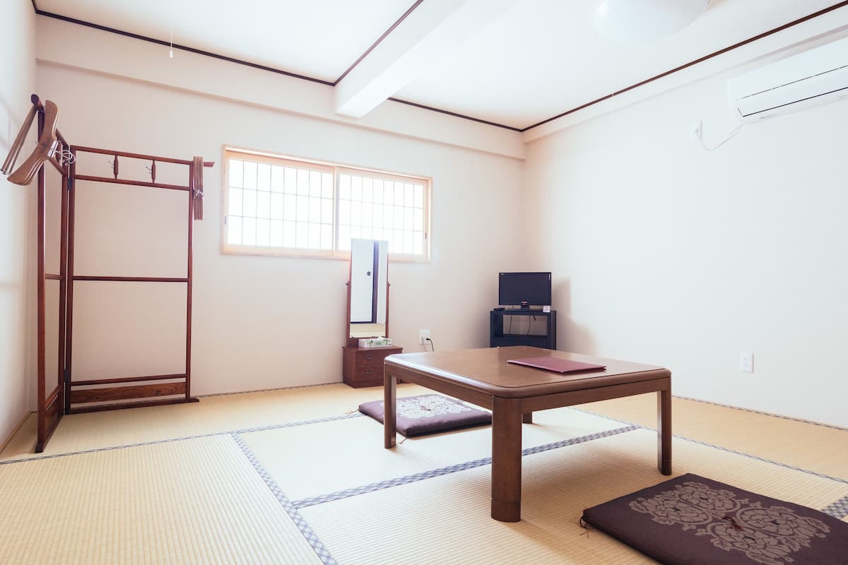 Standard Twin Room, Non Smoking, Shared Bathroom, No View | In-room safe, WiFi (free), bed sheets
