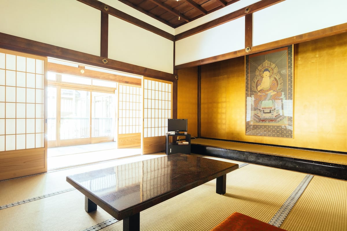 Standard Room, Non Smoking, Shared Bathroom | In-room safe, WiFi (free), bed sheets