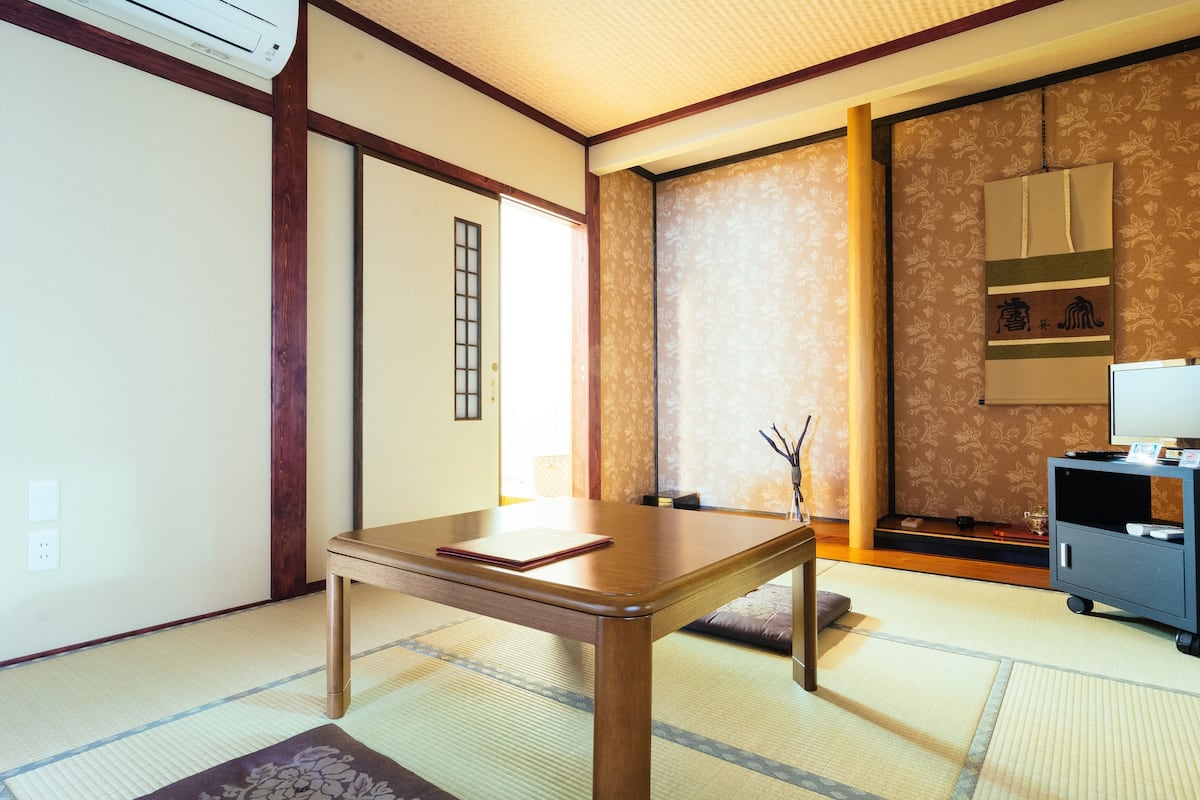 In-room safe, WiFi (free), bed sheets