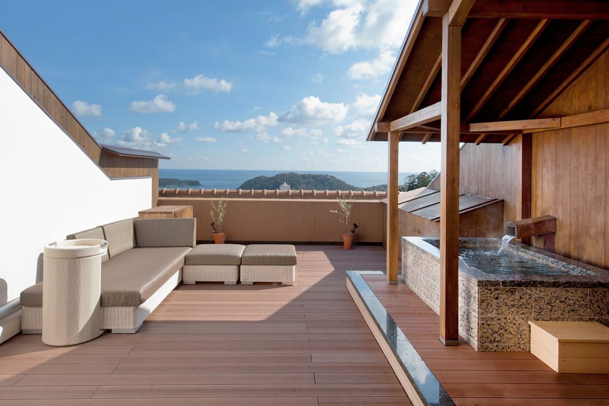 Habitación Premium, para no fumadores, vista al océano (with Open-air Bath) | Escritorio y ropa de cama