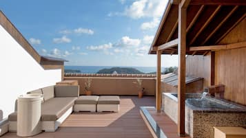 Quarto premium, para não fumantes, vista para o oceano (with Open-air Bath) | Escrivaninha, roupa de cama