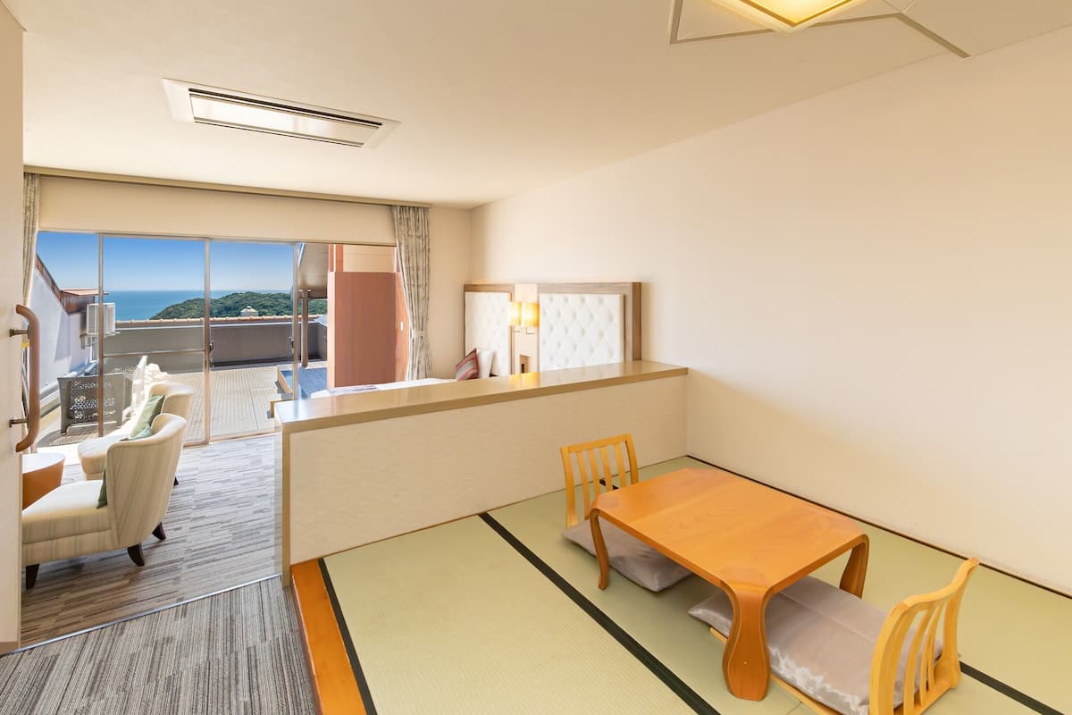 Habitación superior, no fumadores, vistas al mar (with Open-air Bath) | Escritorio y ropa de cama