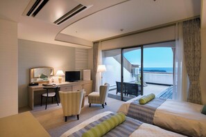 [Ocean View Open-air hot spring bath]Premium Japanese-Western-Style Room(Non-smoking) | Desk, bed sheets - Izumigo Hotel Altia Toba (Toba)