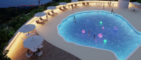 Piscine extérieure en saison