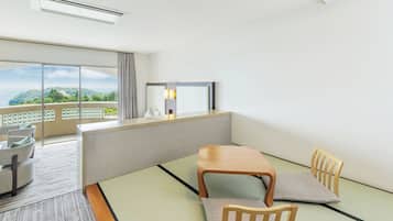 Habitación superior con 2 camas individuales, para no fumadores (Japanese-Western-Style Room) | Escritorio y ropa de cama