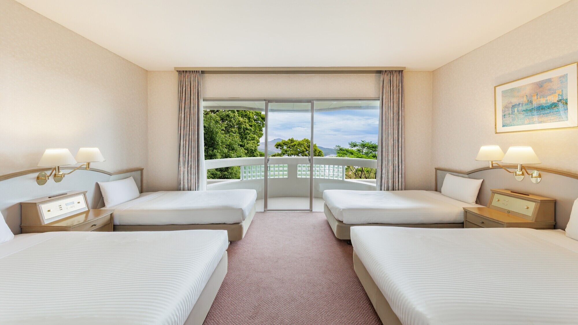 Une chambre d’hôtel avec deux lits, une grande fenêtre donnant sur un beau paysage et un tableau accroché au mur.