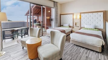 مكتب وملاءات أسرّة