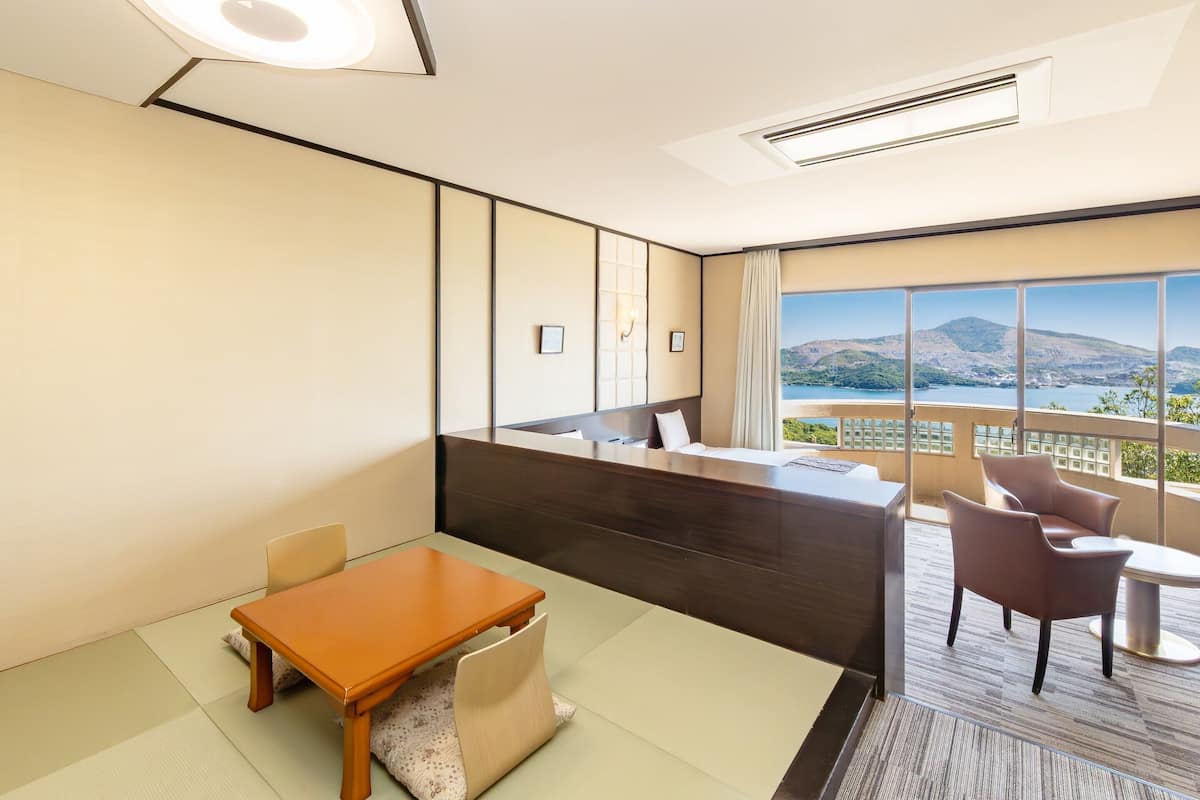 Habitación estándar con 2 camas individuales, no fumadores (Japanese-Western-Style Room) | Escritorio y ropa de cama