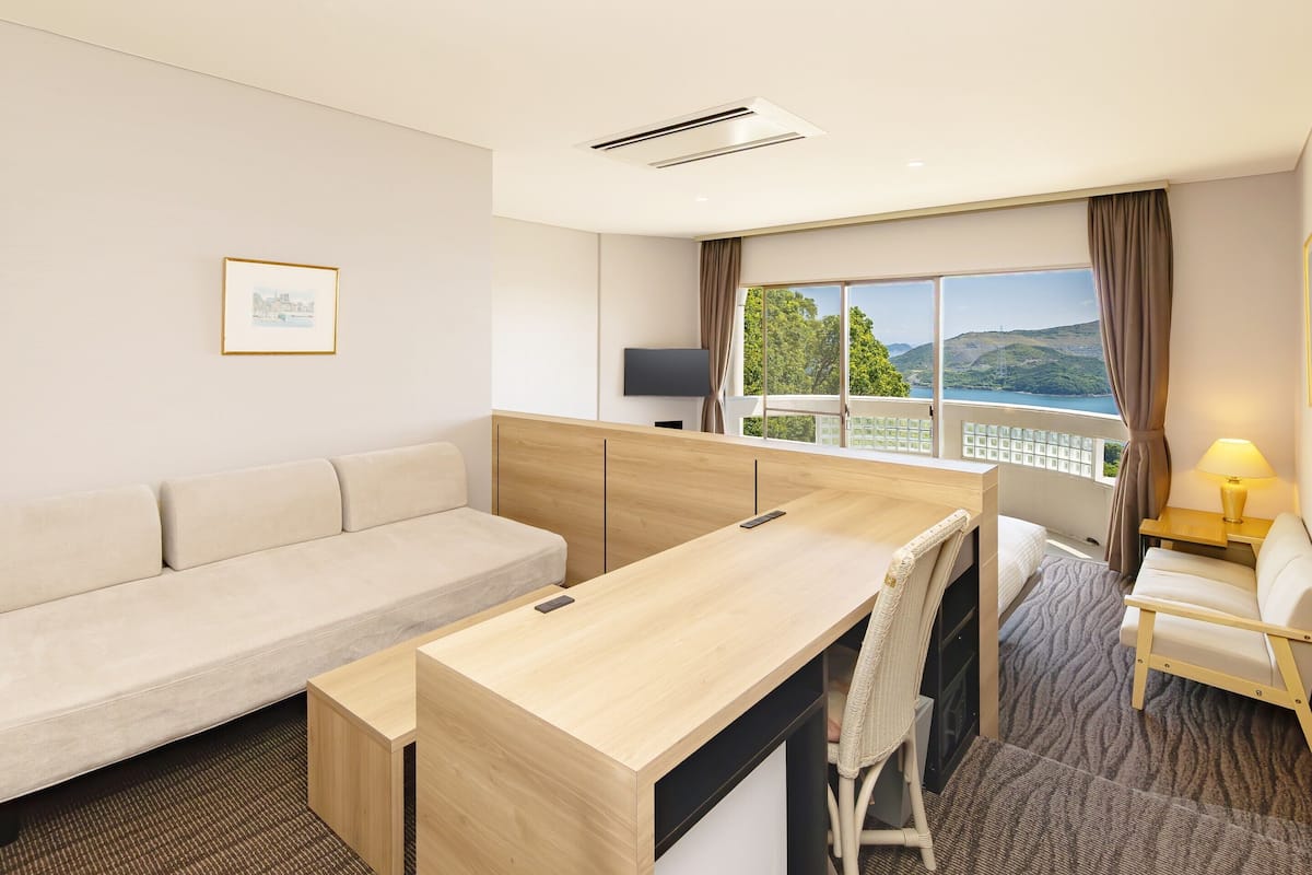 Habitación superior, no fumadores, vistas al mar | Escritorio y ropa de cama