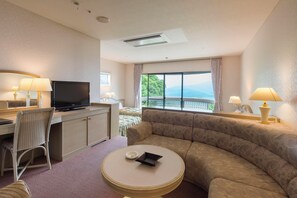 Desk, bed sheets - Izumigo Hotel Altia Toba (Toba)