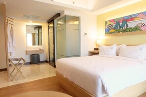 In-room safe, desk, free WiFi, bed sheets - G'Sign Style (Tuban)