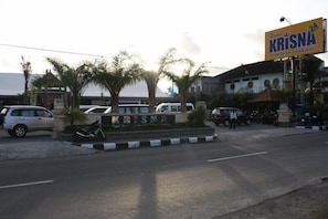 Located in a tropical setting, KRISNA is situated on a main thoroughfare with easy road access.
