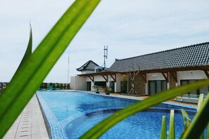 Enjoy a refreshing swim with a clear view of the surrounding area from this pool.