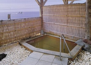 Dusj, toalettartikler (inkludert), hårføner og tøfler