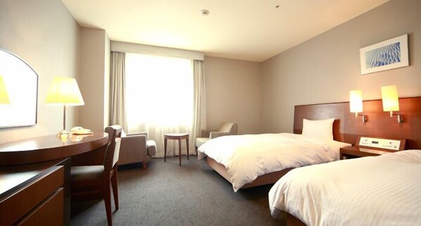 Escritorio, tabla de planchar con plancha y wifi gratis 