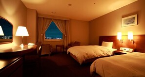 Escritorio, tabla de planchar con plancha y wifi gratis 