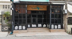 Property entrance - Double Five - Hostel (Bangkok)