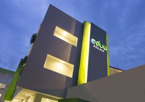 Fachada da propriedade à noite