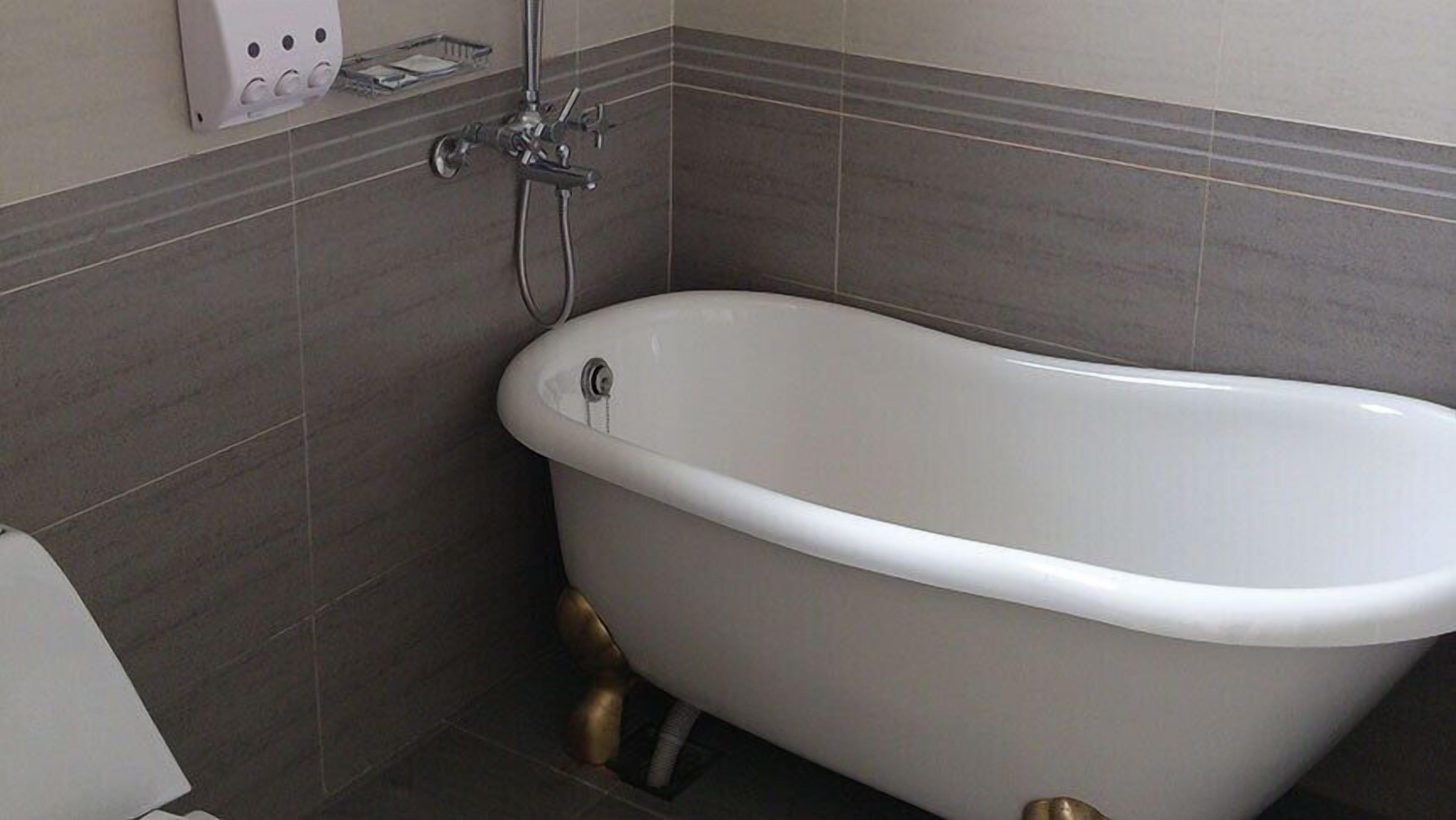 landis triple room | deep-soaking bathtub