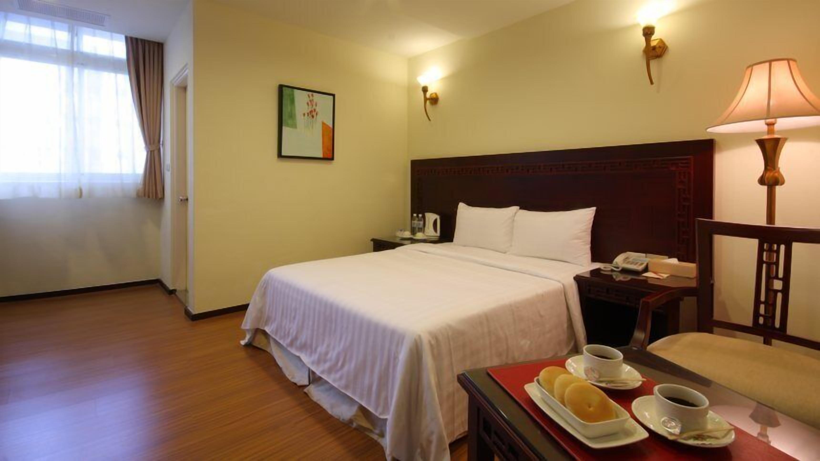 business room | down duvets, desk, blackout curtains, free cots/infant beds