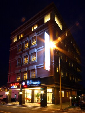 Front of property - evening/night - Camelot Inn (Hualien City)