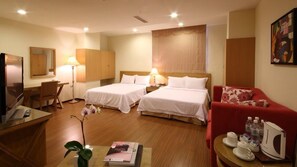 패밀리룸 | 오리/거위털 이불, 책상, 암막 커튼, 무료 유아용 침대