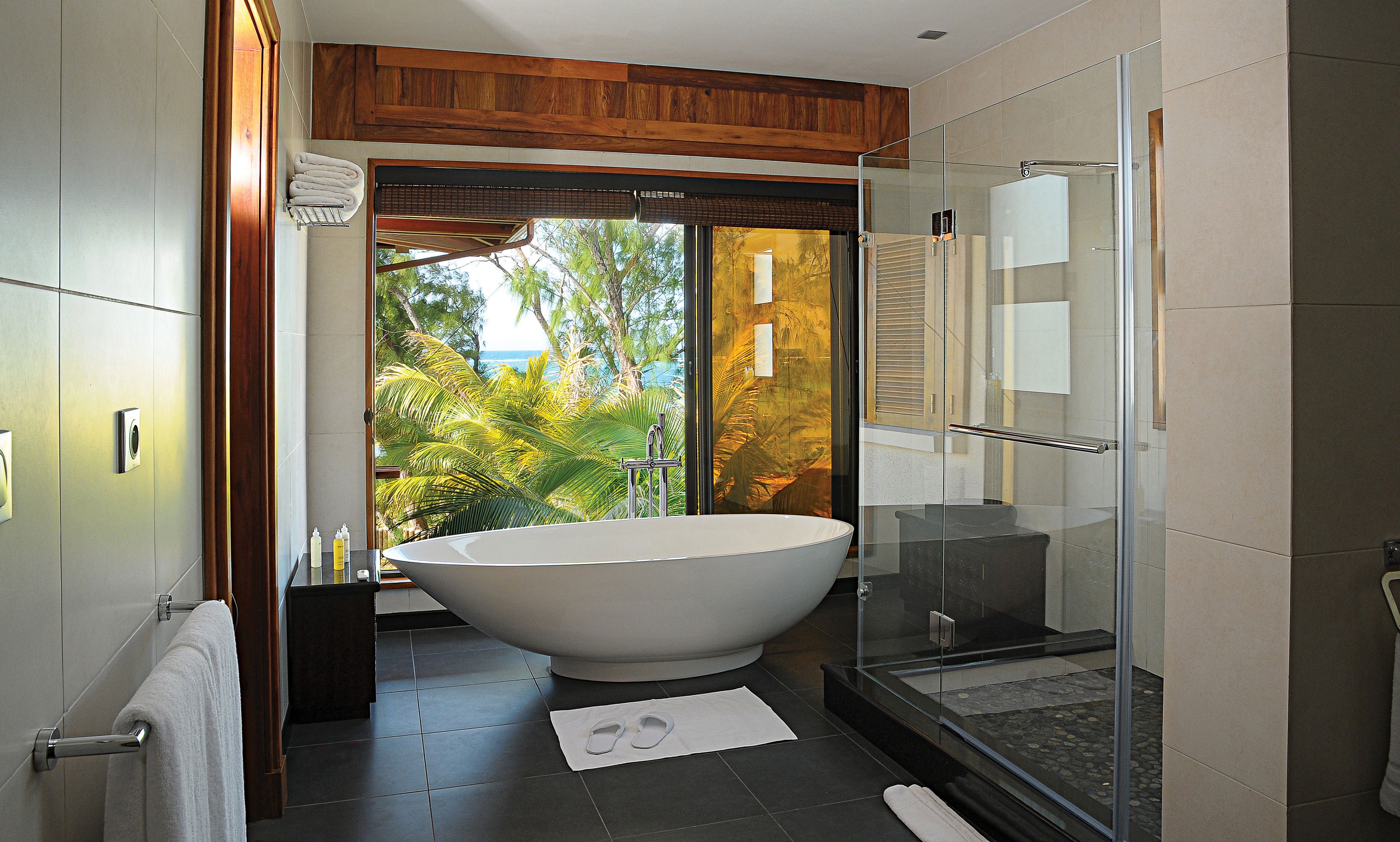Luxury Villa, 5 Bedrooms, Private Pool, Beachfront | Deep-soaking bathtub
