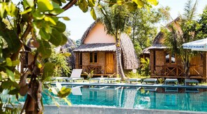 Outdoor pool, pool loungers - Ninila Fruit Farm Bungalow (Phu Quoc)