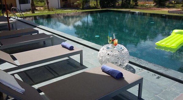 Außenpool, Liegestühle