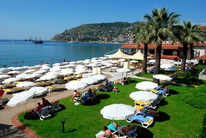 Playa privada, sillas reclinables de playa, sombrillas, toallas de playa