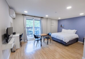 Deluxe dubbelrum (No Cooking) | Sängtillbehör av högsta kvalitet, duntäcken och mörkläggningsgardiner