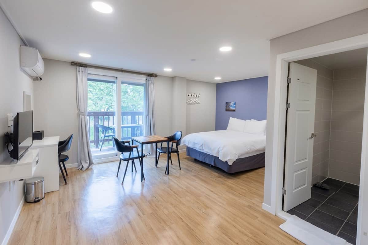 Premium bedding, down duvets, blackout curtains, free WiFi