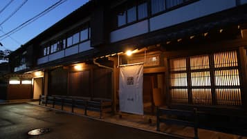 Bagian depan properti - sore/malam