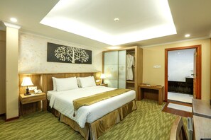 Minibar, Zimmersafe, Schreibtisch, Verdunkelungsvorhänge